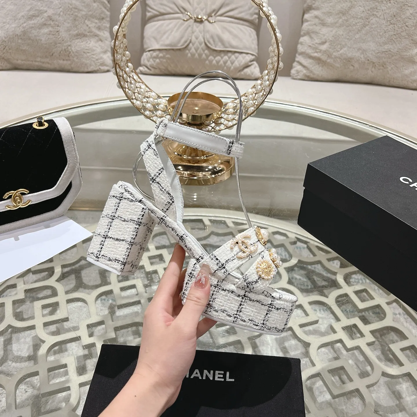 👟👟Ex-factory price 580👟👟 𝐂𝐇𝐀𝐍𝐄𝐋 | Xiaoxiang 25𝐬𝐬Spring and summer new products Counter classic catwalk models New series of high-heeled and waterproof platform sandals〰 A must-have in the fashion circle, the combination will interpret the meticulous, minimalist and classic elements that will never fade away It shows a unique dressing style that is too beautiful to say. A must-have for summer... Upper: Highly customized original specific fabrics. Lining: imported sheepskin lining. Outsole: original molded non-slip outsole. Heel height: 12cm. Waterproof platform: 2.5cm. Size: 35-39 (40.41.42 customization is not returnable)